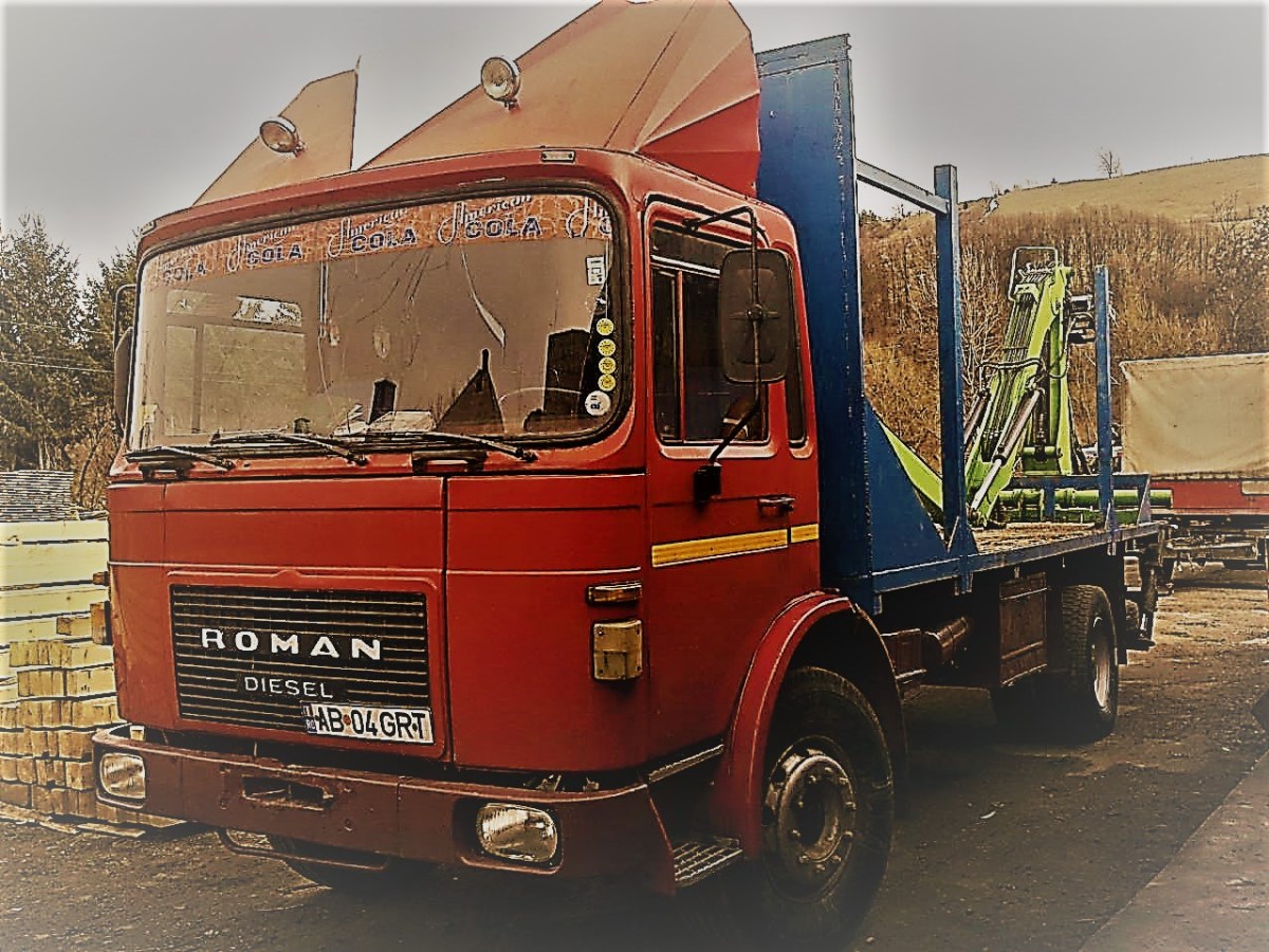 Camionul cu cabină portocalie, beciul, și uleiul de&nbsp;motor